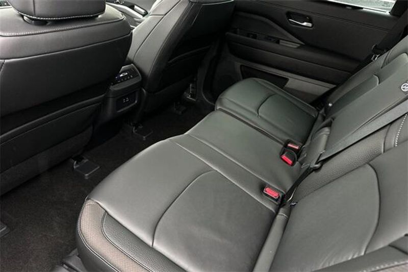 New 2025 Nissan Pathfinder SLImage 9