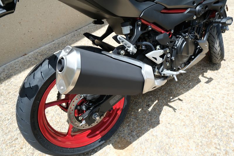 2024 Kawasaki Z500 SE ABS CANDY PERSIMMON RED AND METALLIC FLAT SPARK BLACK AND METALLIC MATTE GRAPHENESTEEL GRAYImage 7