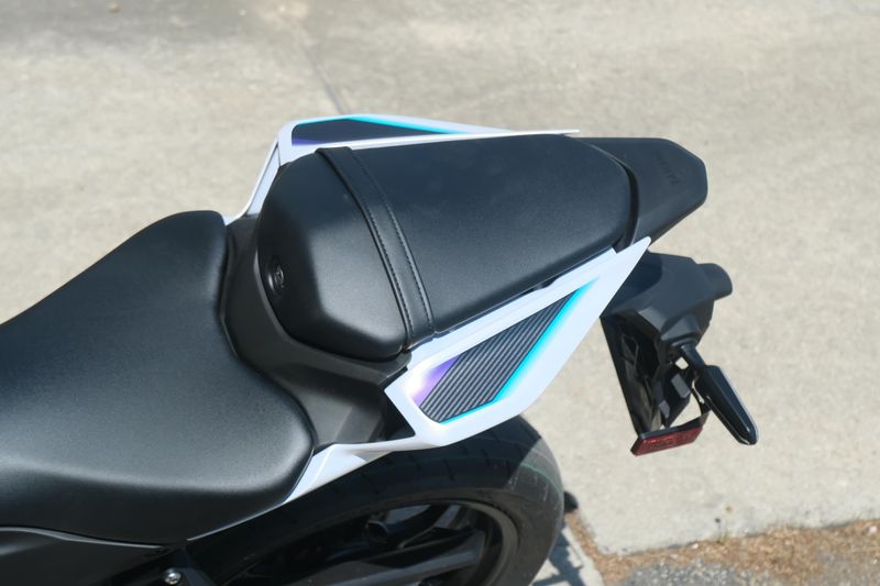 2025 Yamaha YZFR3 ABS LUNAR WHITE AND NEBULA BLUE Image 21
