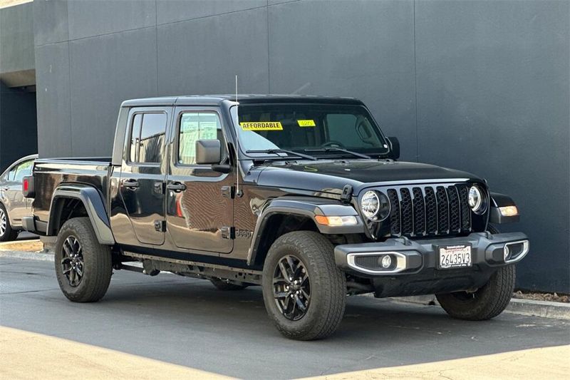 2023 Jeep Gladiator Sport S photo 2