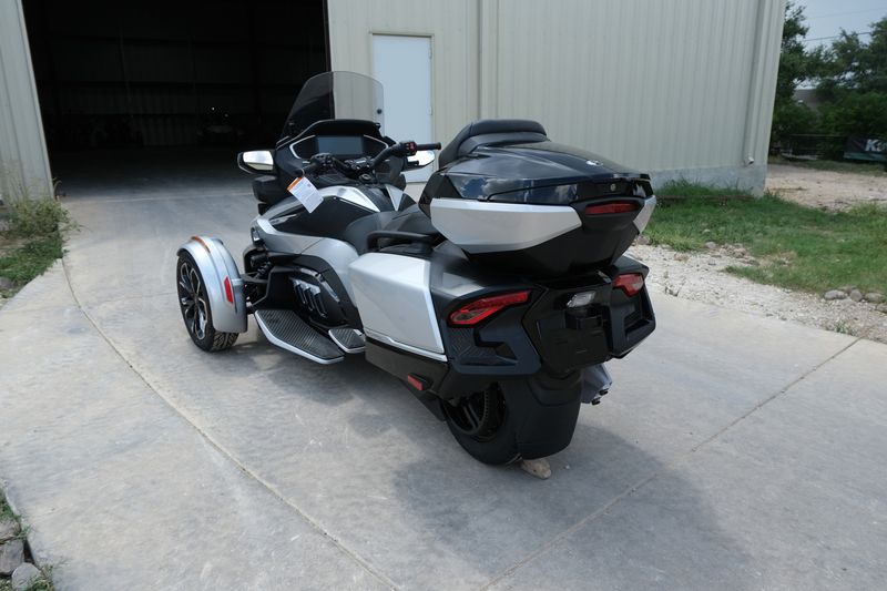 2024 Can-Am SPYDER RT LIMITED HYPER SILVER WITH PLATINUMImage 12