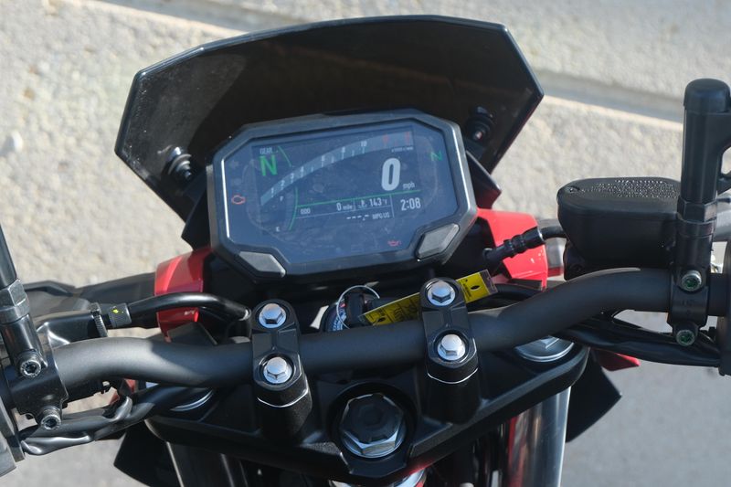 2025 Kawasaki Z500 SE ABS CANDY PERSIMMON RED AND METALLIC FLAT SPARK BLACK AND METALLIC MATTE GRAPHENESTEEL GRAY Image 11