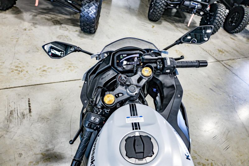 2025 Kawasaki NINJA ZX4RR ABS METALLIC MATTE WHITISH SILVER AND METALLIC FLAT SPARK BLACK Image 2