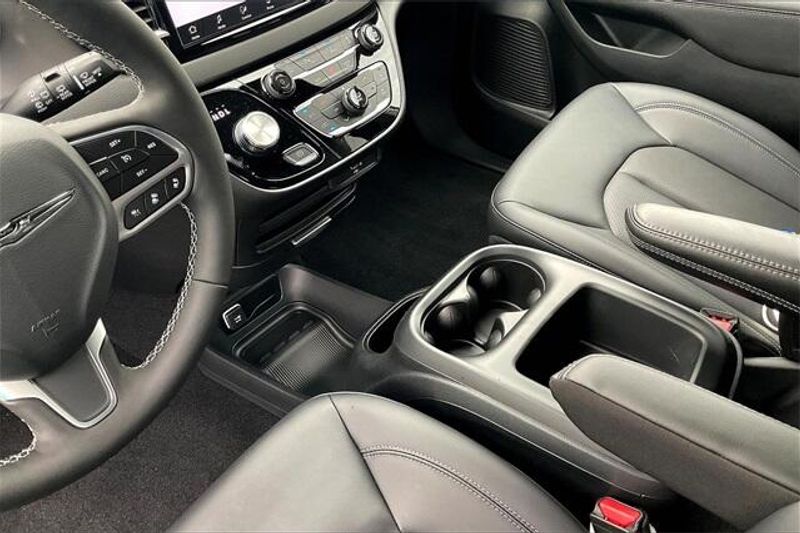 New 2026 Chrysler Voyager LxImage 7