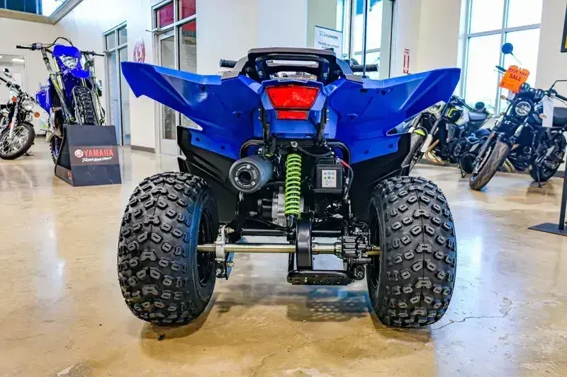 2025 Polaris OUTLAW 70 EFI VELOCITY BLUE AND LIFTED LIMEImage 4