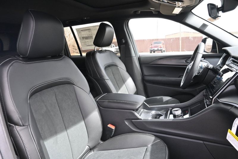 2025 Jeep Grand Cherokee Altitude XImage 15