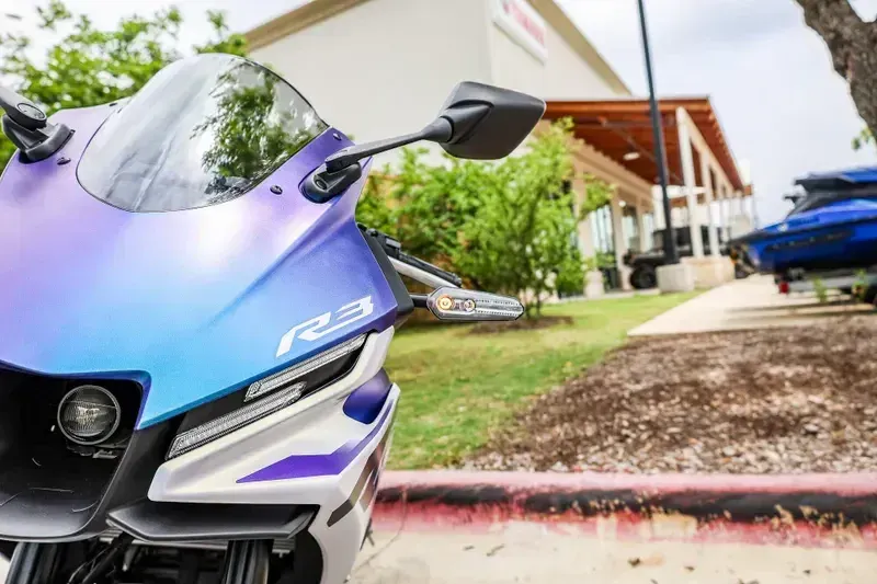 2025 Yamaha YZFR3 ABS LUNAR WHITE AND NEBULA BLUE Image 17