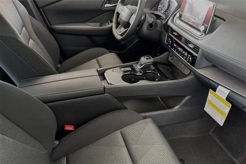 New 2025 Nissan Rogue SVImage 12