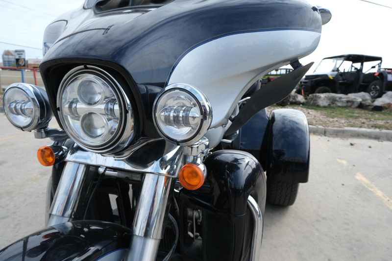 2019 HARLEY TRIKE TRI GLIDE ULTRA in a BLACK exterior color. Family PowerSports (877) 886-1997 familypowersports.com 