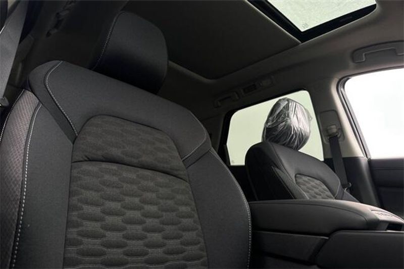 New 2025 Nissan Pathfinder SVImage 15