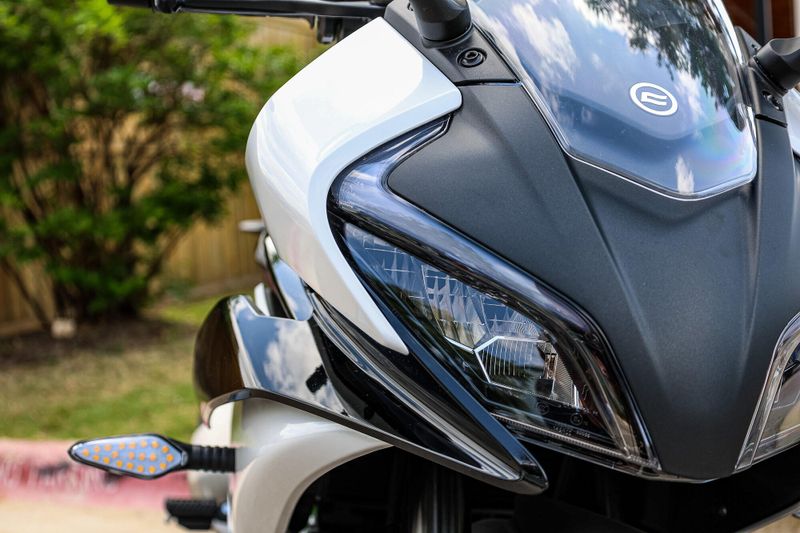2025 CFMOTO 300SS  NEBULA WHITE Image 3
