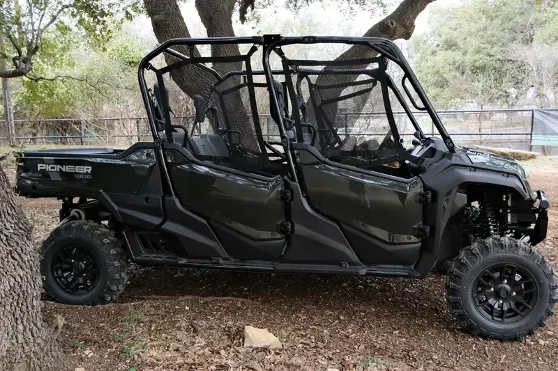 2025 Honda PIONEER 1000 6 DELUXE Image 2