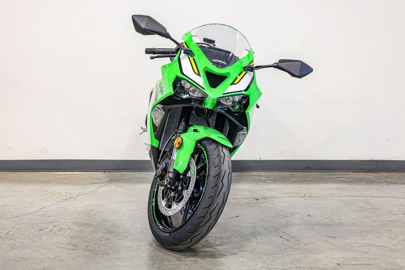 2025 Kawasaki NINJA ZX6R KRT EDITION LIME GREEN AND EBONY AND PEARL BLIZZARD WHITEImage 13