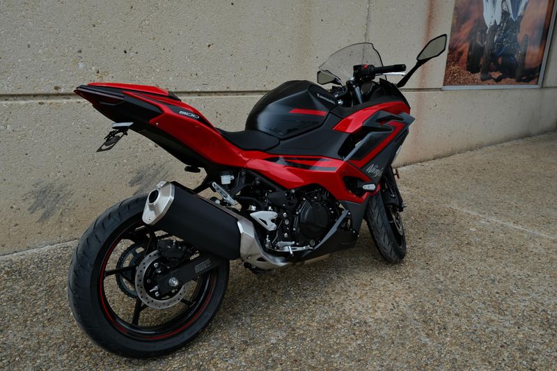 2025 Kawasaki NINJA 500 SE ABS PASSION RED AND METALLIC FLAT SPARK BLACK AND METALLIC MATTE DARK GRAY Image 3