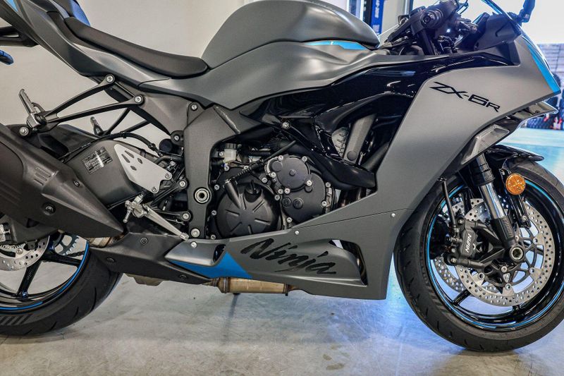 2025 Kawasaki NINJA ZX6R METALLIC MATTE DARK GRAY AND EBONYImage 7