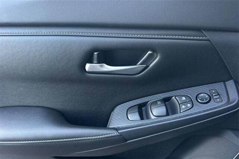 New 2025 Nissan Sentra SVImage 8