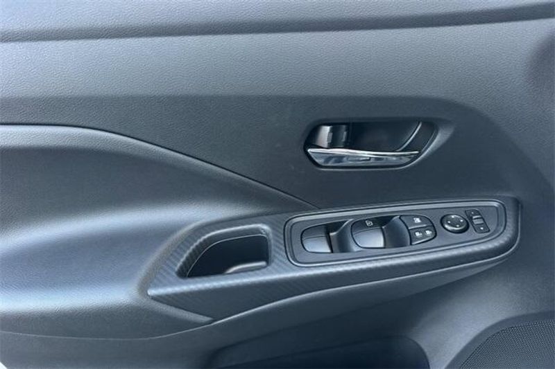 New 2025 Nissan Versa 1.6 SVImage 8