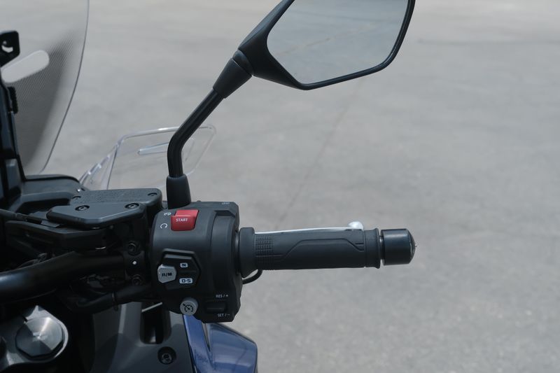 2025 Honda NT1100D PEARL HAWKEYE BLUE Image 12