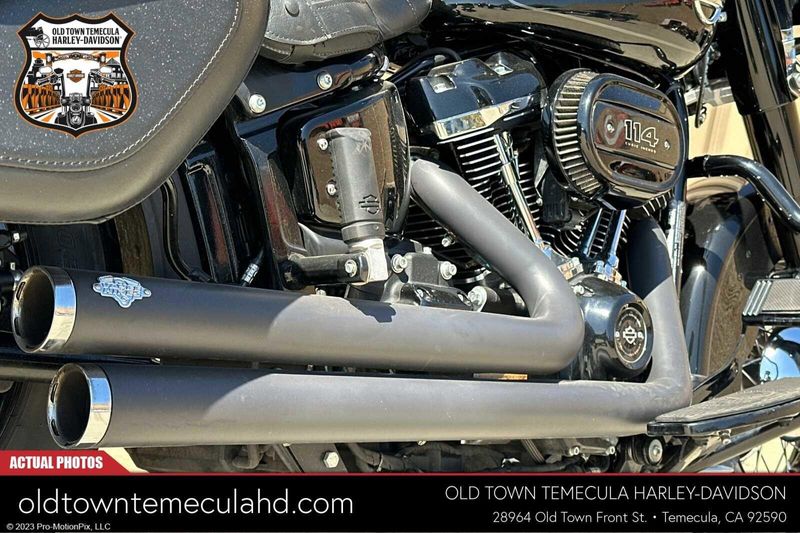 2018 Harley-Davidson Softail in a BLACK W/PINSTRIPE exterior color. BMW Motorcycles of Temecula – Southern California (951) 506-6903 bmwmotorcyclesoftemecula.com 