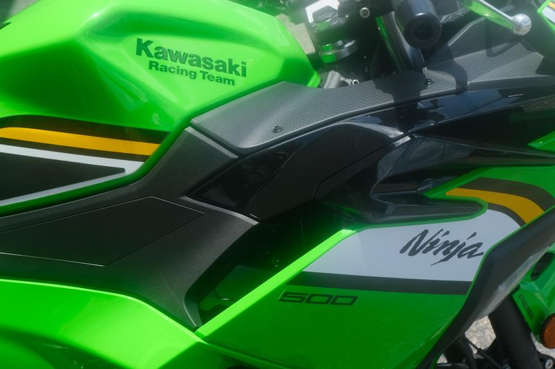 2025 Kawasaki NINJA 500 KRT EDITION SE ABS LIME GREEN AND EBONY AND PEARL BLIZZARD WHITE Image 20