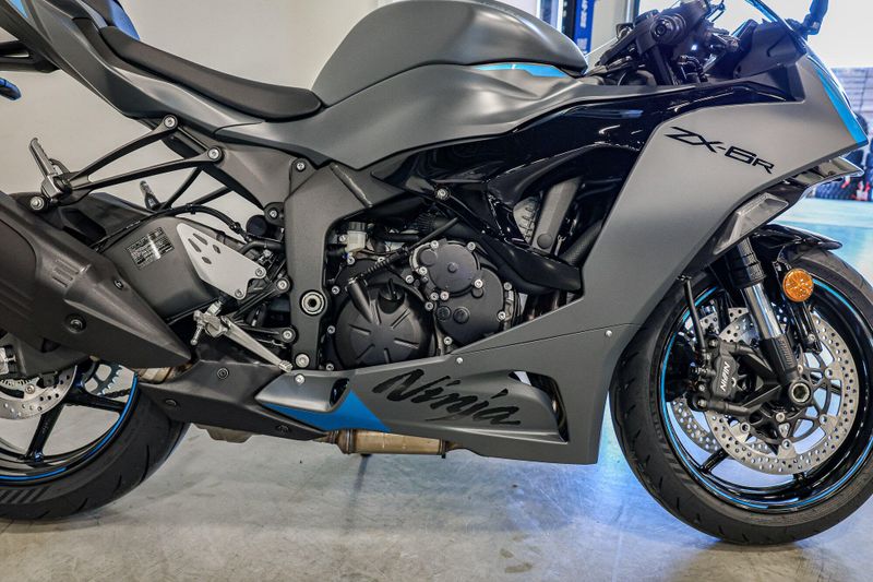 2025 Kawasaki NINJA ZX6R ABS METALLIC MATTE DARK GRAY AND EBONYImage 18