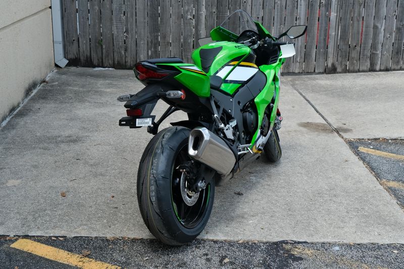 2025 Kawasaki NINJA ZX10R KRT EDITION LIME GREEN AND EBONY AND PEARL BLIZZARD WHITE Image 5
