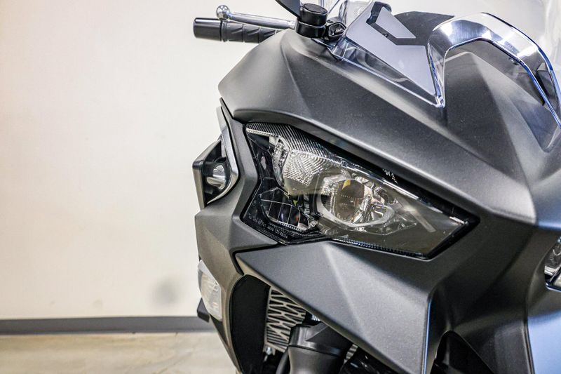 2025 Kawasaki NINJA 500 SE ABS METALLIC FLAT SPARK BLACK AND METALLIC SPARK BLACK AND METALLIC MOONDUST GRAYImage 15