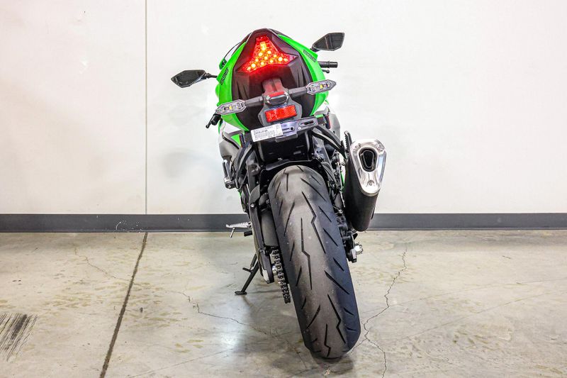 2025 Kawasaki NINJA ZX6R KRT EDITION LIME GREEN AND EBONY AND PEARL BLIZZARD WHITEImage 17