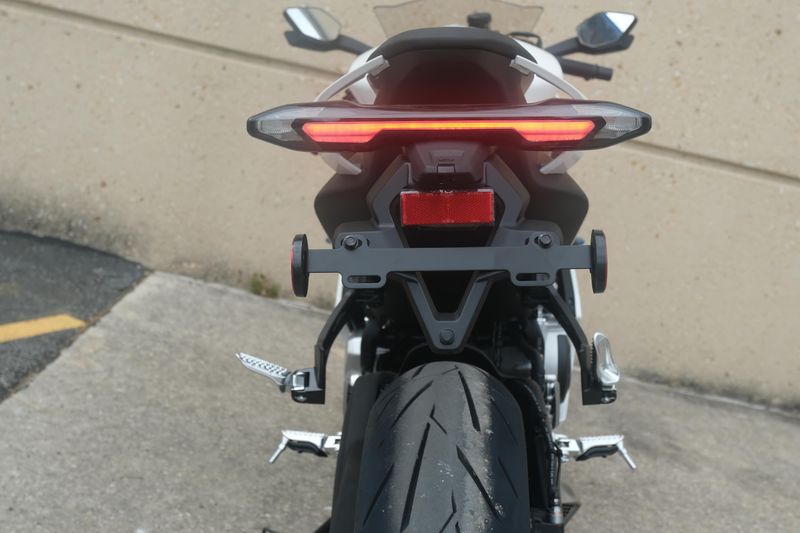 2025 CFMOTO 675SS NEBULA WHITE Image 6