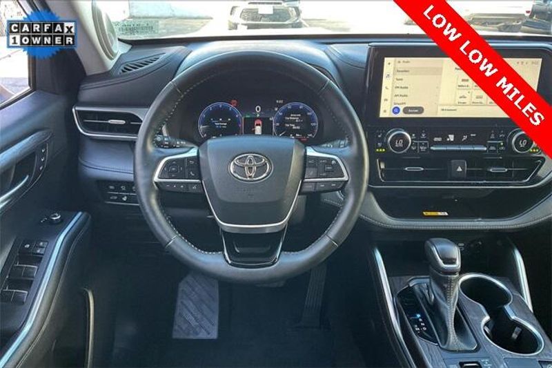 Used 2023 Toyota Highlander LimitedImage 4