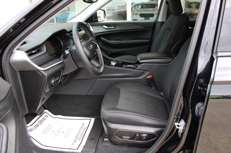 2023 Jeep Grand Cherokee Laredo photo 11
