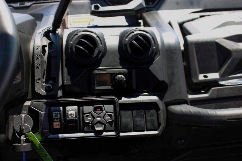2025 Can-Am DEFENDER MAX LIMITED CAB HD10 WILDLAND CAMO Image 23