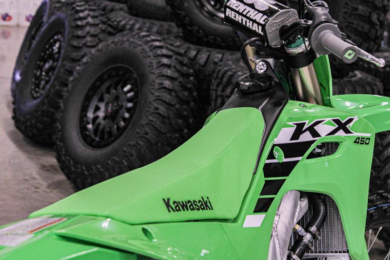 2025 Kawasaki KX 450  LIME GREEN Image 2