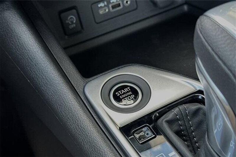 New 2025 Nissan Sentra SVImage 16