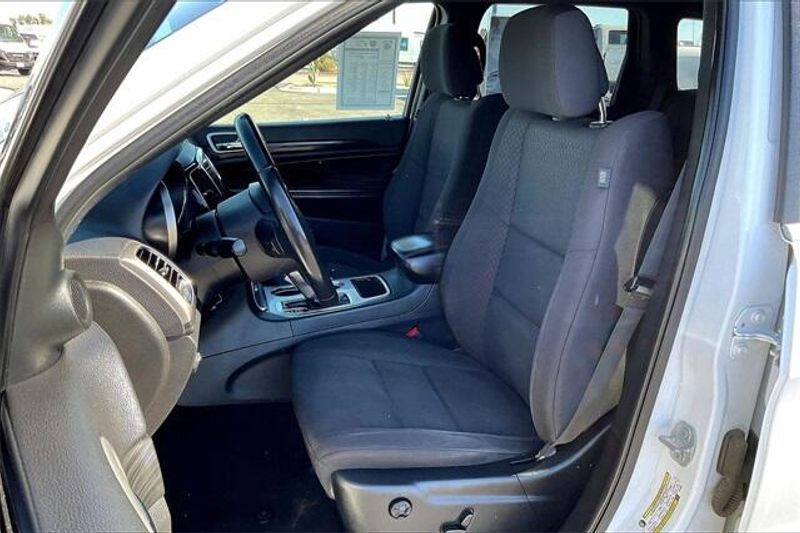 Used 2019 Jeep Grand Cherokee Laredo EImage 24