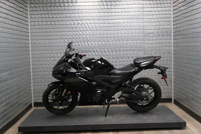 NEW 2026 YAMAHA YZFR3 ABS Image 3