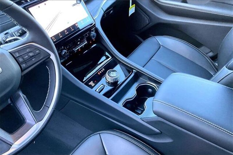New 2025 Jeep Grand Cherokee L Limited 4x4Image 7