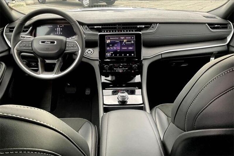 New 2025 Jeep Grand Cherokee Altitude 4x2Image 4