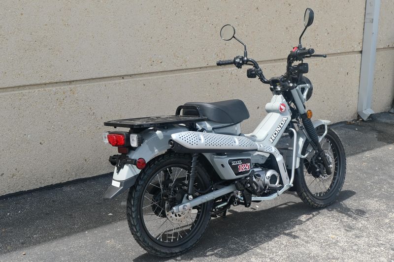 2025 Honda TRAIL 125 PEARL SMOKY GRAY Image 3