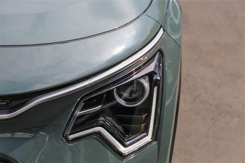 New 2025 Kia Niro SXImage 13