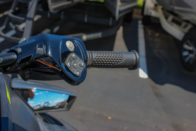2025 SEADOO RXPX 325 WITH SOUND SYSTEM ICE METAL AND MANTA GREEN Image 17