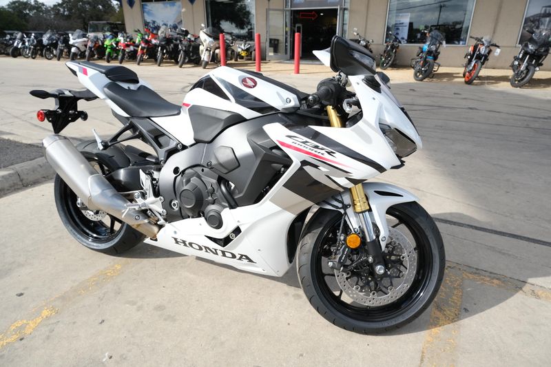 2025 Honda CBR1000RR ABS PEARL WHITEImage 11