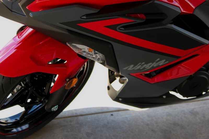 2025 Kawasaki NINJA 500 ABS PASSION RED AND METALLIC FLAT SPARK BLACK AND METALLIC MATTE DARK GRAY Image 16