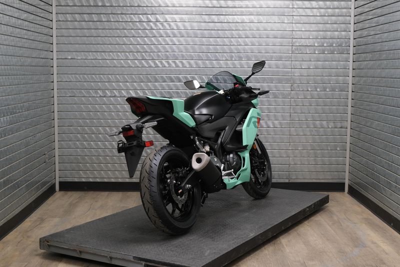 NEW 2026 YAMAHA YZFR3 ABS Image 3