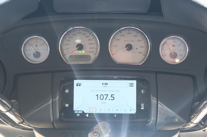 Used 2019 HARLEY STREET GLIDE BLACK Image 14