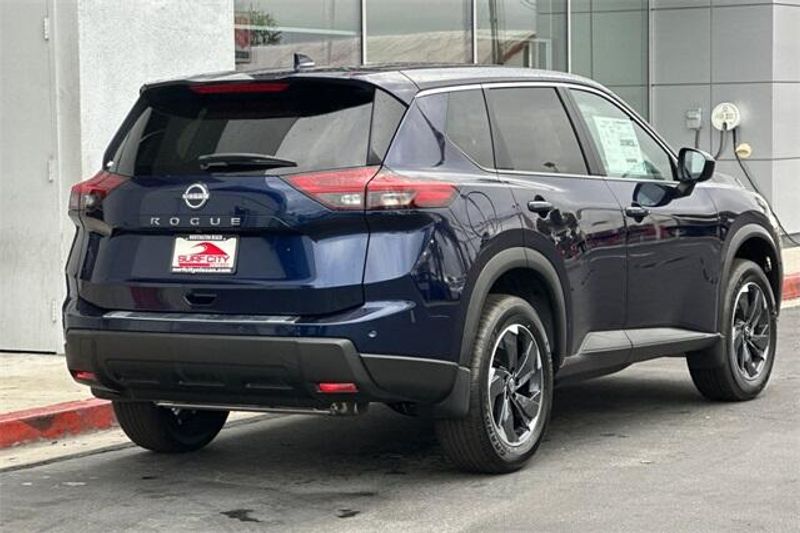 New 2025 Nissan Rogue SVImage 3