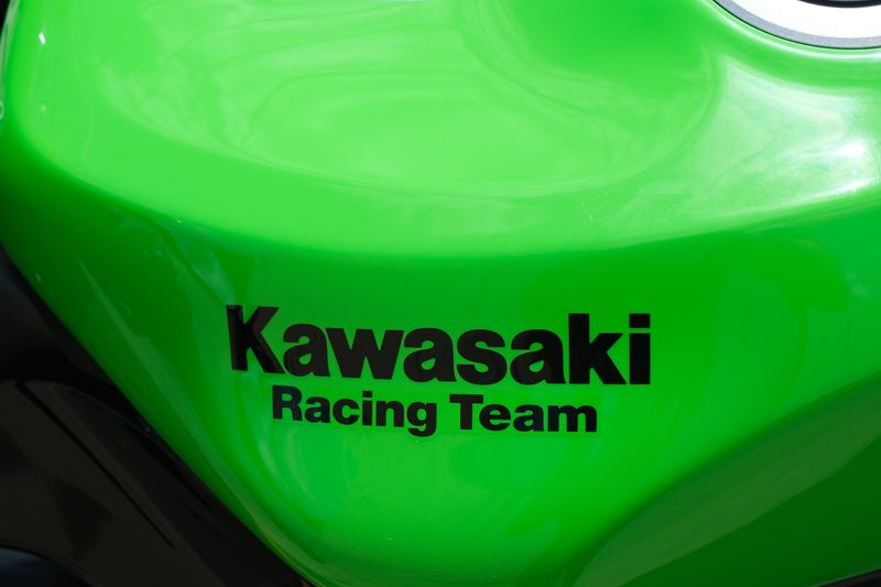 2025 Kawasaki NINJA ZX6R KRT EDITION LIME GREEN AND EBONY AND PEARL BLIZZARD WHITE Image 21