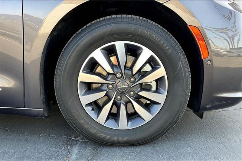 2023 Chrysler Pacifica Hybrid LimitedImage 8