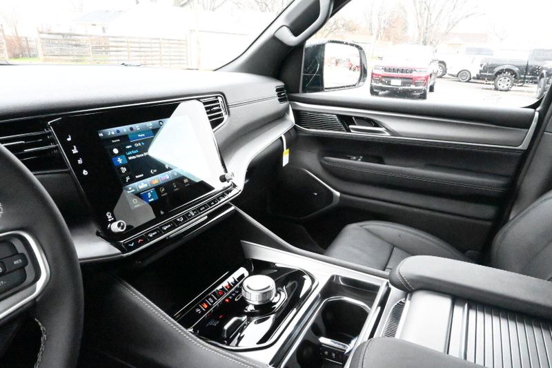 2025 Jeep Wagoneer Series II CarbideImage 31