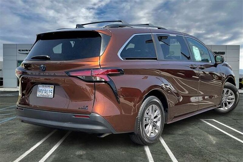 Used 2022 Toyota Sienna LE HybridImage 13